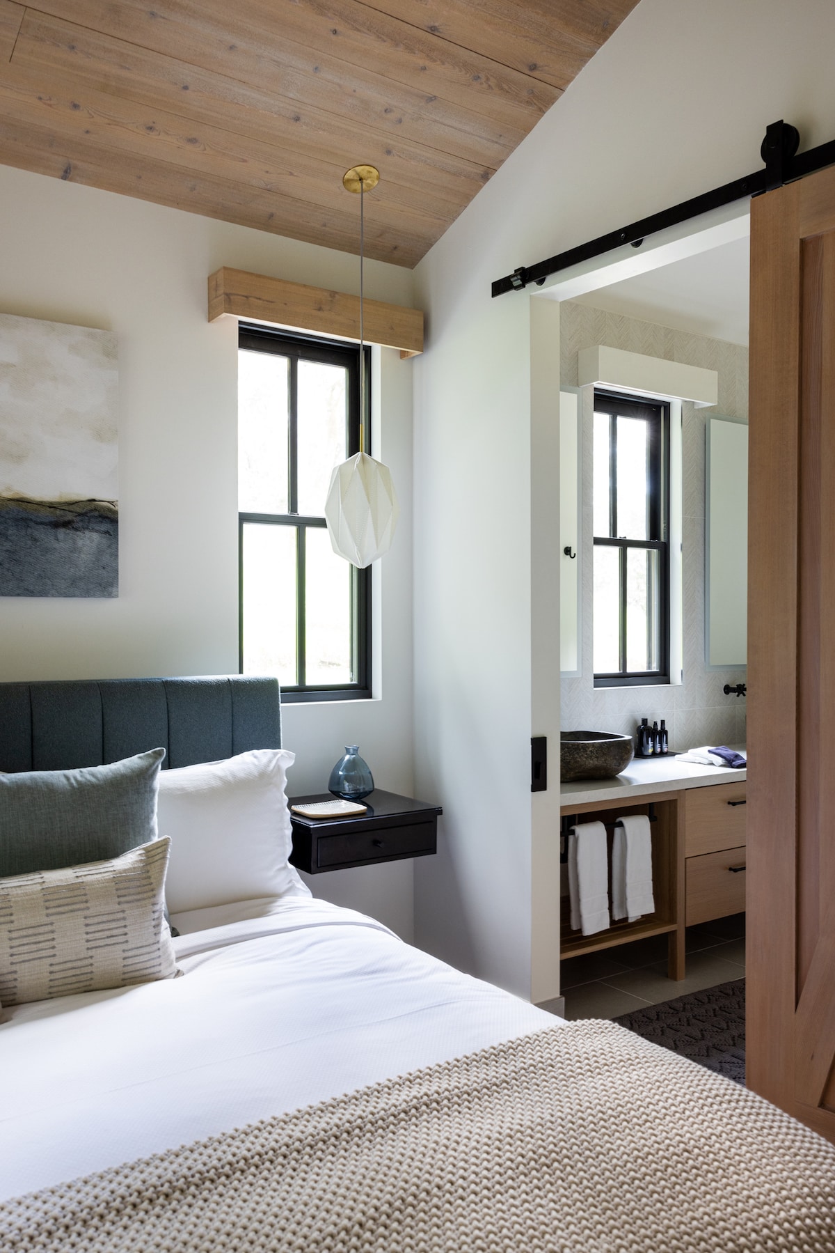 Dormitorio con baño privado lleno de artículos básicos de baño orgánicos