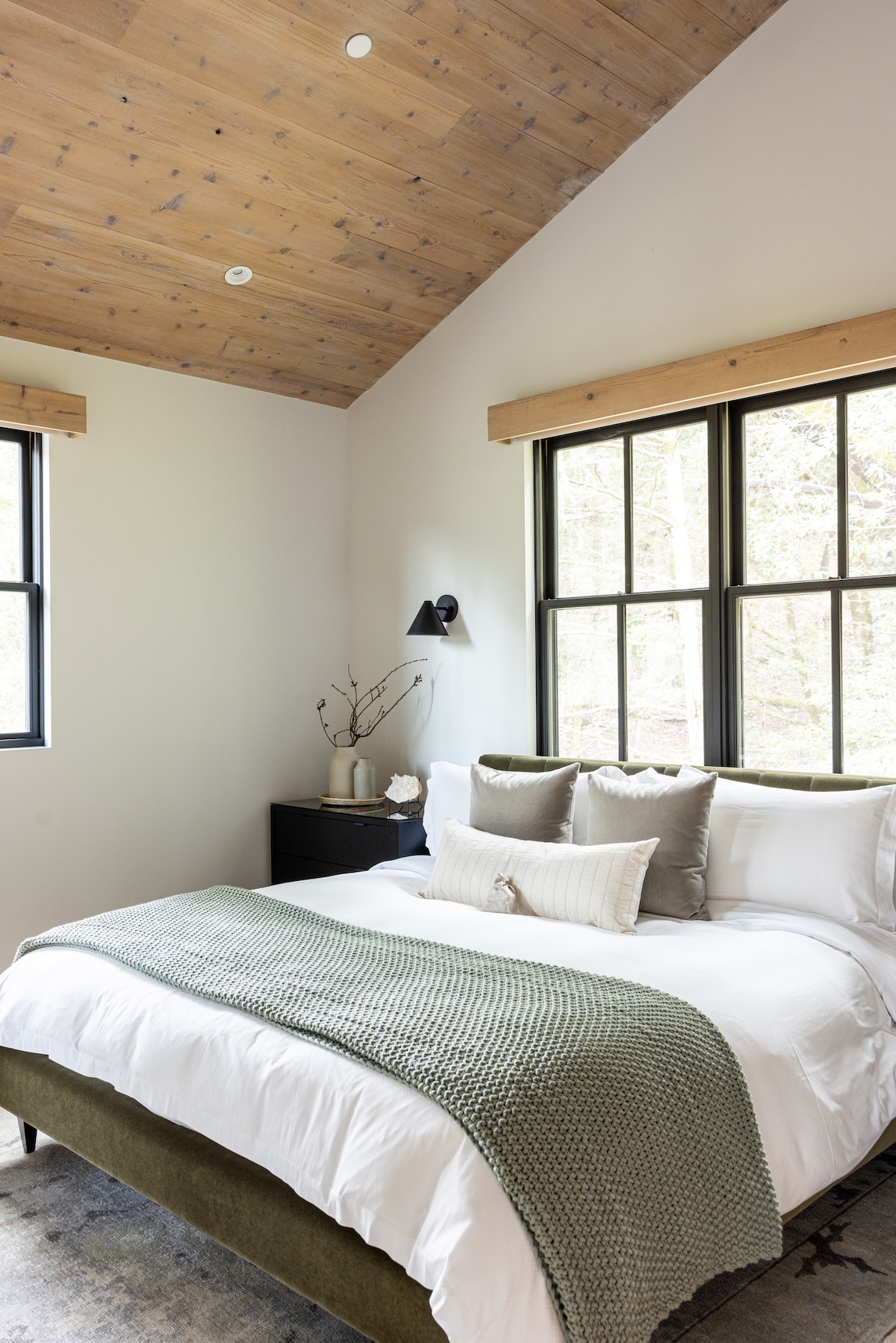 Habitación con cama tamaño king con vistas a los árboles de secuoyas del Pacífico