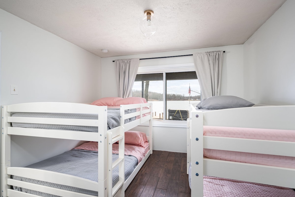 楼下，您会找到上下铺房间。 这里有一张双层床，配备全尺寸床垫，还有一张带双人床垫的双层床。 这个房间在楼下；可通过地下室家庭/游戏室进入。 