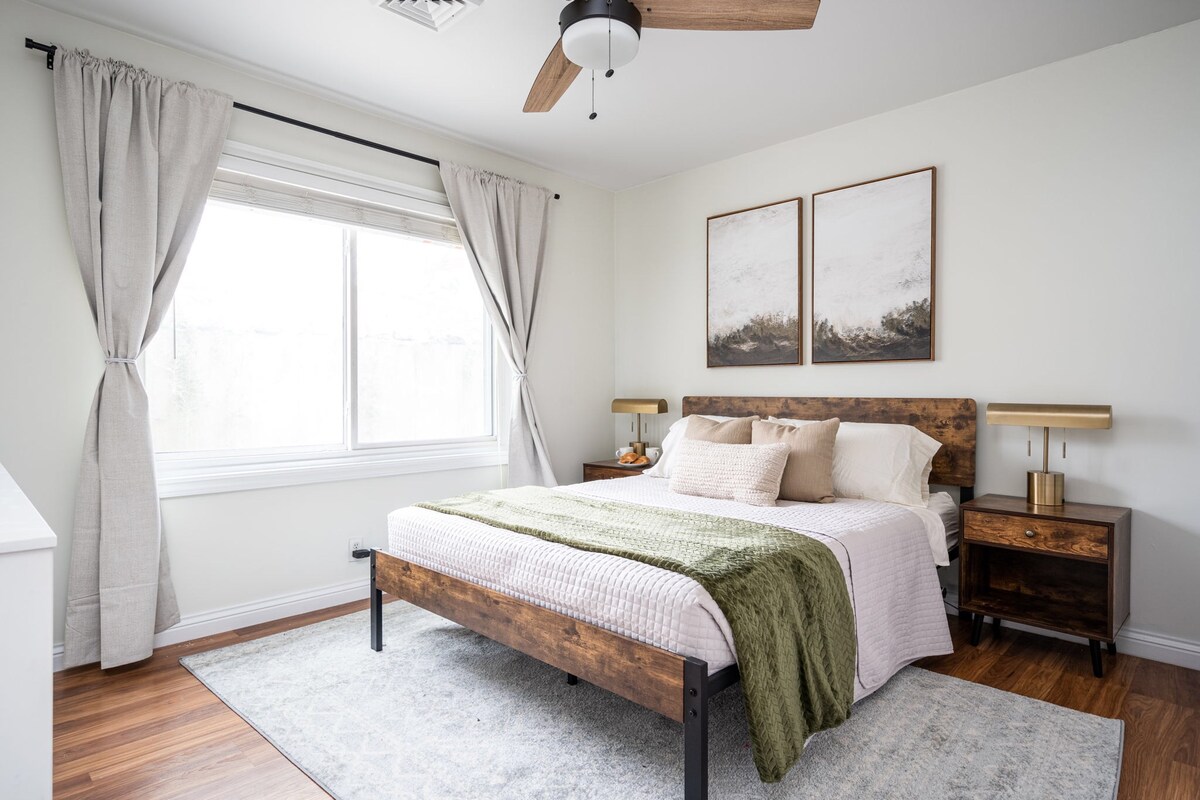 舒适的卧室，自然光线柔和。