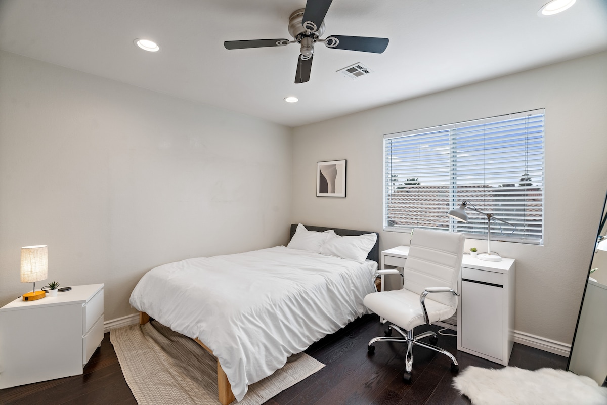 Брачен кревет (широк 150-179 см) со работно биро и ергономски работен стол. Wifi со голема брзина за совршена работа од дома