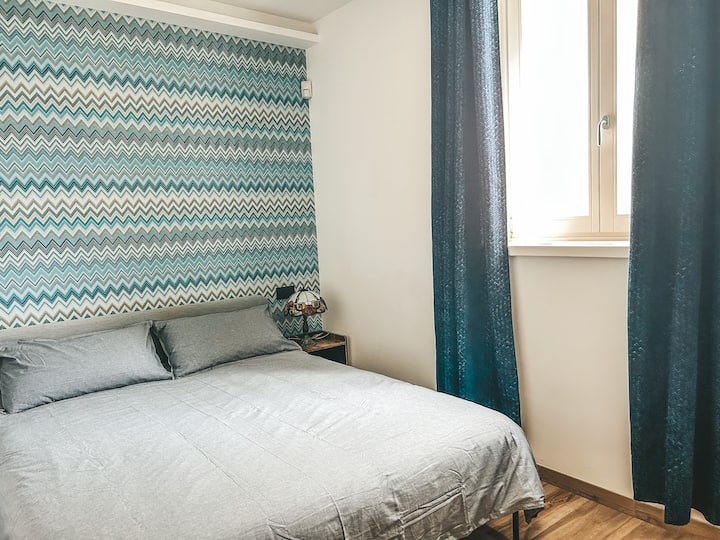 استمتع بليلة مريحة محاطة بألوان M Missoni الزرقاء الفاتحة. إذا كنت بحاجة إلى النوم باللون الأسود، فسنجعلك تغطي ستائرنا السميكة. 