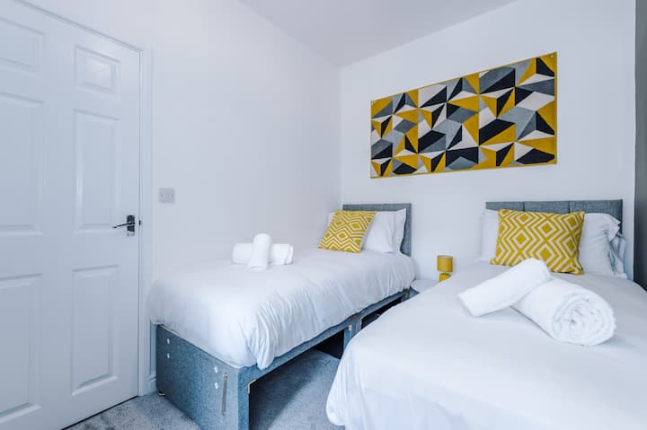 Chumba cha kulala 2 kinaweza kusanidiwa kama sehemu nzuri sana au mbili kwa usawa kama sehemu moja ya kustarehesha kwa ombi lako.