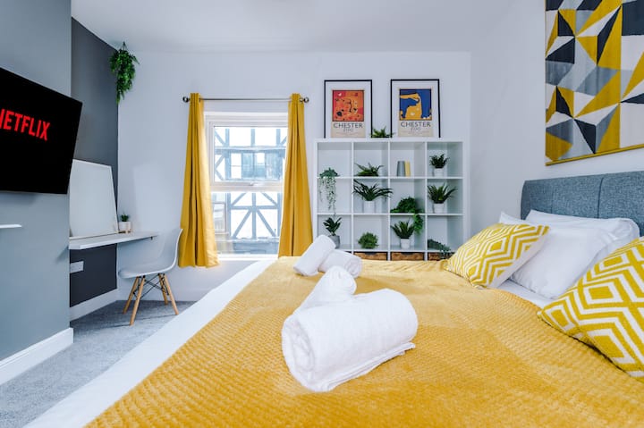 Chumba cha kulala 1 kinaweza kusanidiwa kama sehemu nzuri sana au mbili kwa usawa kama sehemu moja ya kustarehesha kwa ombi lako. Pia inanufaika kwa kuwa na Televisheni mahiri ya inchi 40 iliyo na Netflix.