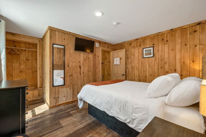 غرفة النوم رقم 1 التي تحتوي على حمام داخلي وتلفزيون ذكي. 