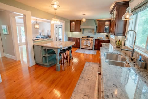 Stocked Kitchen! Private beach, dogs ok, 2 Kings