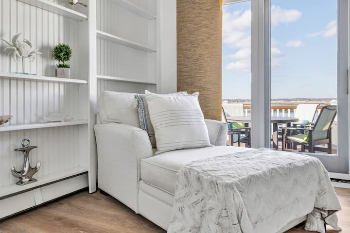Chaiselongue mit Blick auf das Deck und das Wasser in Milford 