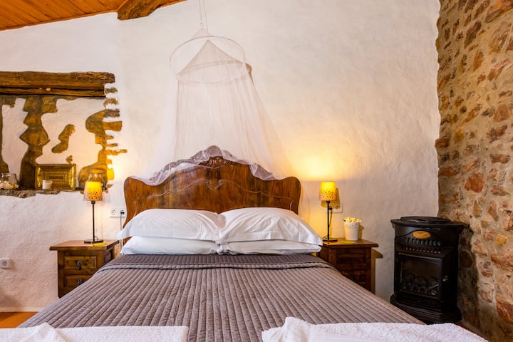 Bračni krevet je izvorno namijenjen za kuću. (U međuvremenu smo u međuvremenu namjestili krevet!)