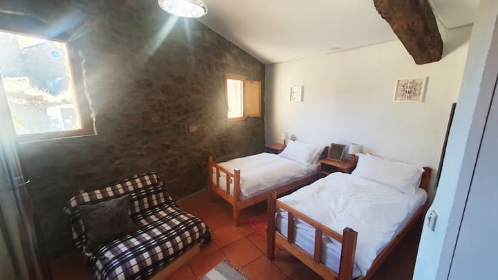 Soba s dva odvojena kreveta. Stolica se može preklopiti u peti krevet.