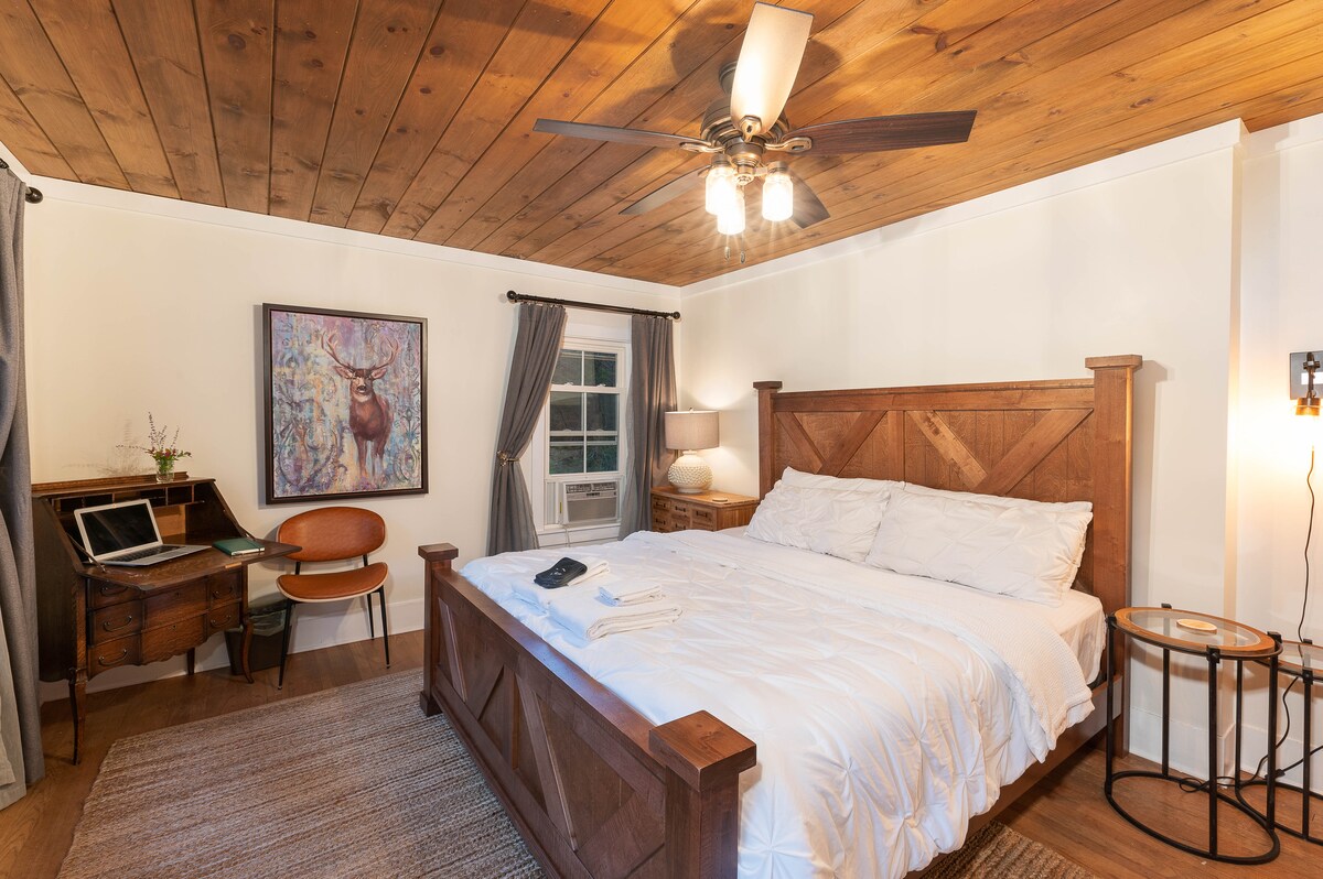 בחדר השינה הראשי יש מיטת קינג סייז ומזכירה לשיחות הזום של הרגע האחרון. כמו כן, יש להשתמש בארון גדול ובשידה עם 6 מגירות. 