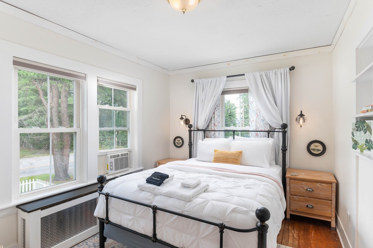 בחדר השינה הזה יש מיטת קווין - סייז וארון בגדים. 