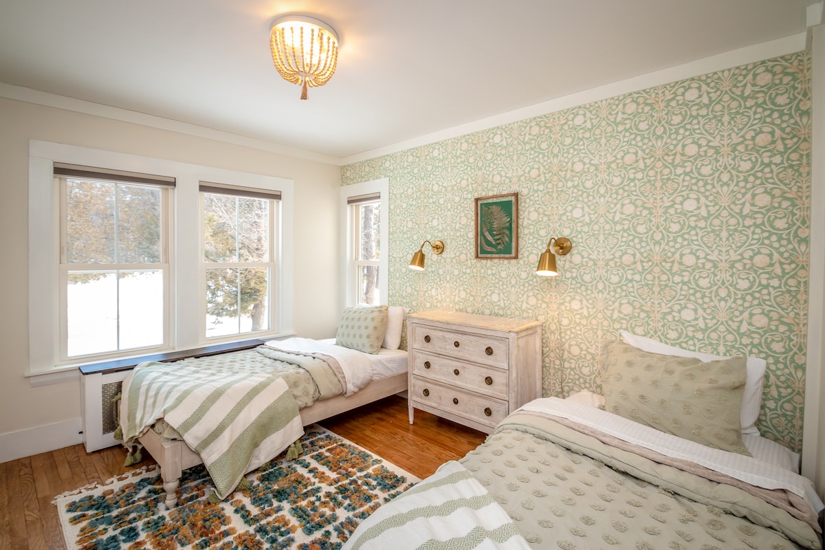 בחדר המתוק הזה יש שתי מיטות פלטפורמה זוגיות וארון מרווח. כל חדר שינה מצויד בגווני האפלה אלחוטיים. 