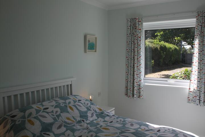 Ორადგილიანი საძინებელი ერთადგილიანი გარდერობითა და უჯრის გულმკერდით