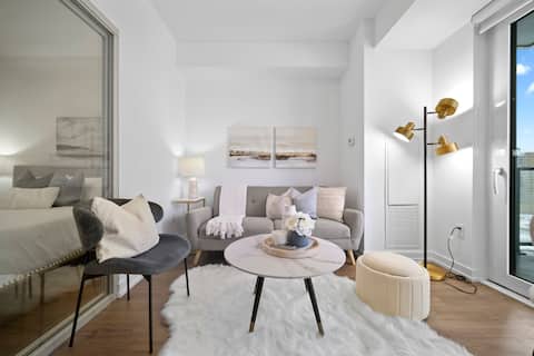 Top Airbnb: Upscale Condo Steps from DTK | Gym, Pool, & More! in K W Hospital