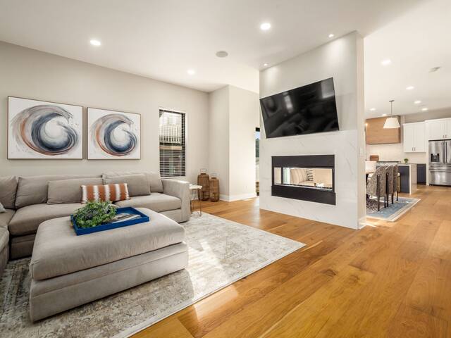 High End New Build, Rooftop Hot Tub, City Views! gallery image 3