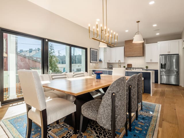 High End New Build, Rooftop Hot Tub, City Views! gallery image 4