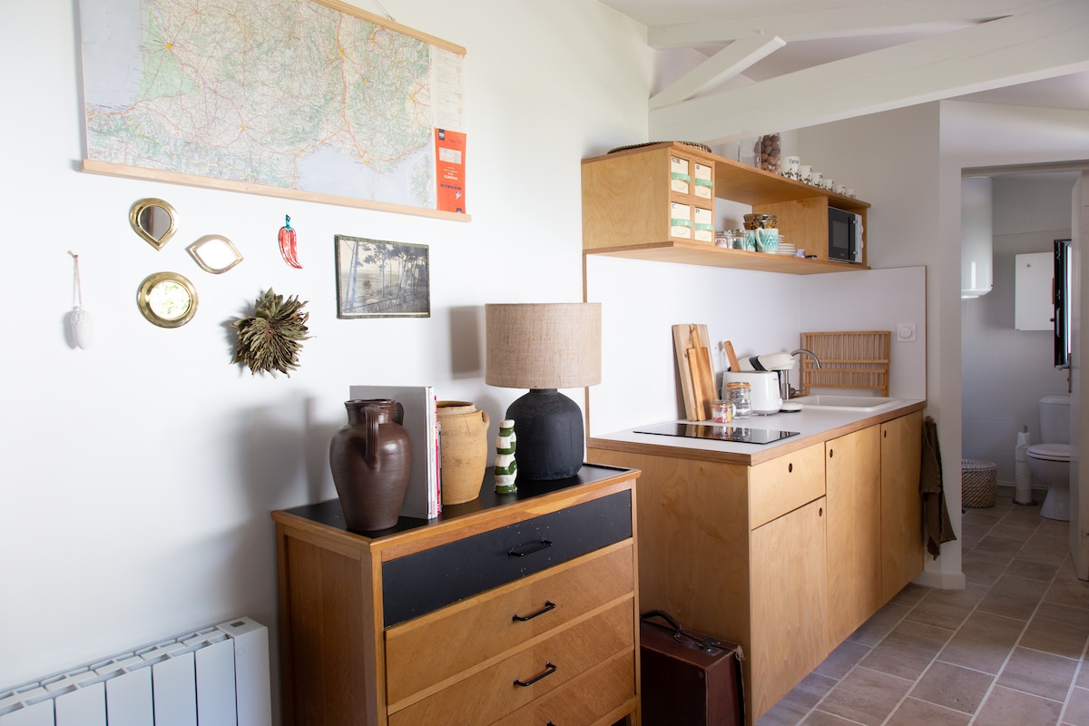 Top performing Airbnb: The DepenDance Nansouty - 20m² - Optional Parking in Bordeaux
