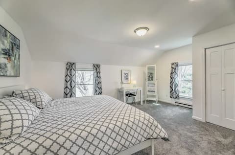 Stylish Downtown Mystic Apt.