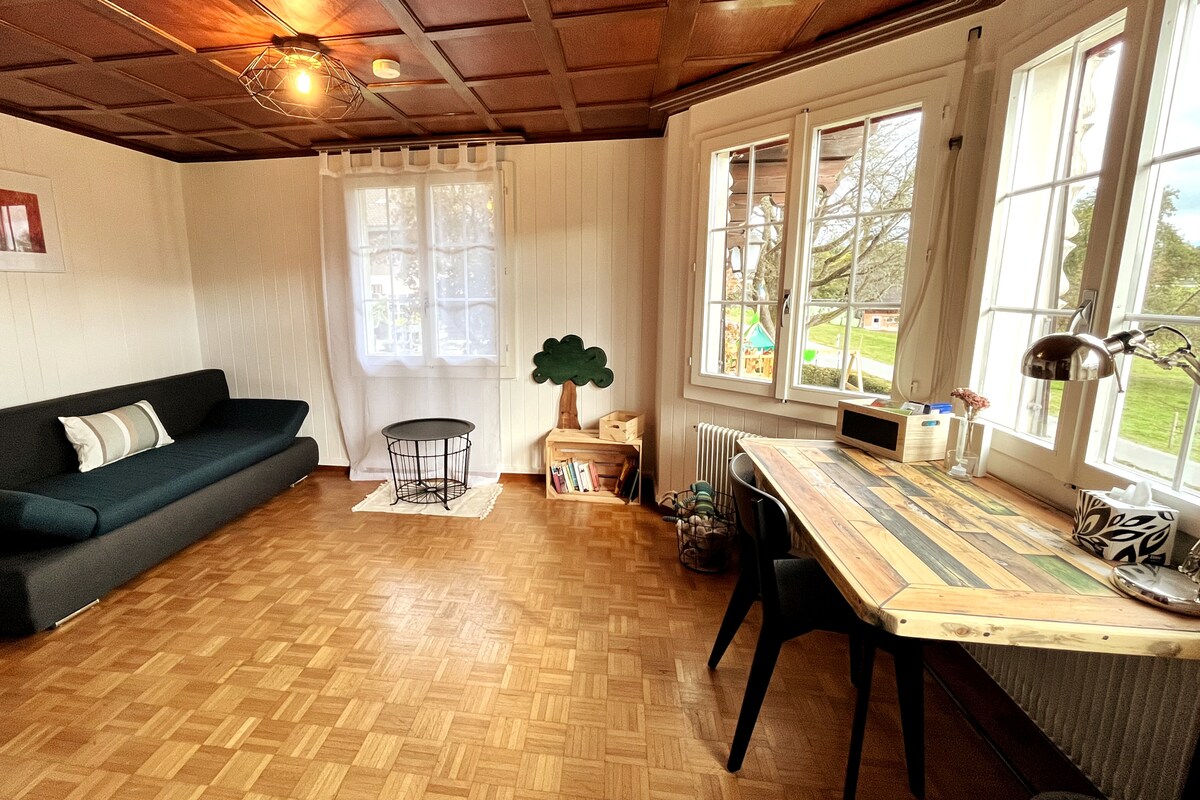 Izba v zálive s rozkladacou pohovkou (145 x 200) a písacím stolom s priamym výhľadom na Alpy