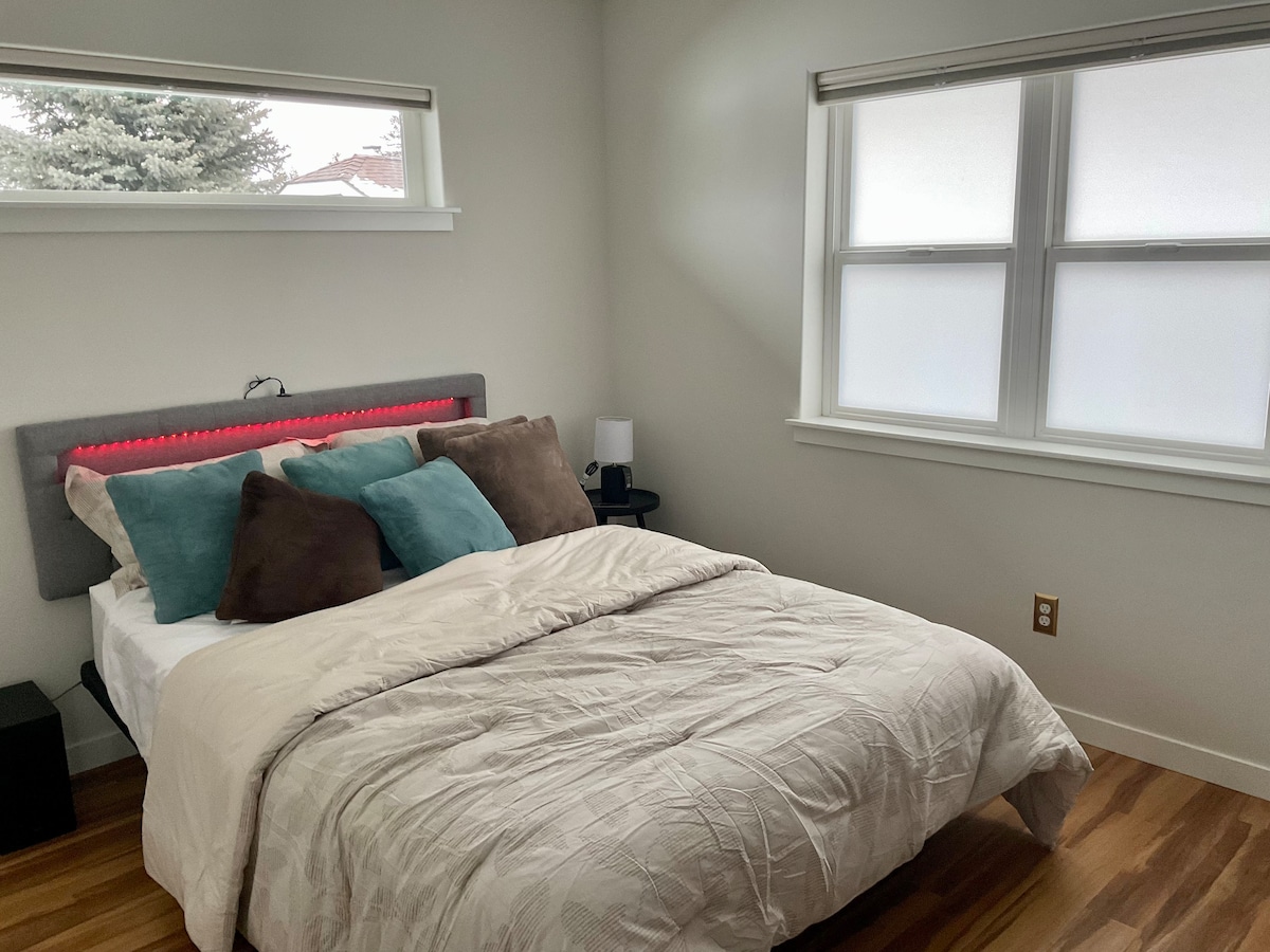 เตียงมีที่นอน Beauty Rest ที่ซื้อมาเมื่อเร็วๆนี้ผ้าปูที่นอนผ้าฝ้ายพร้อมเตียงปรับระดับได้ด้วยรีโมทคอนโทรล 