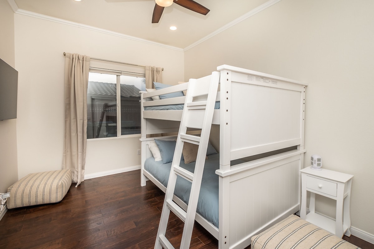 ห้องนอน #3 - เตียงสองชั้น - เต็ม/เต็มพร้อมสมาร์ททีวีและตู้เสื้อผ้า
มีห้องน้ำของแจ็คและจิลพร้อมโต๊ะเครื่องแป้งสองชั้นไดร์เป่าผมอ่างอาบน้ำ/ฝักบัวรวมกัน