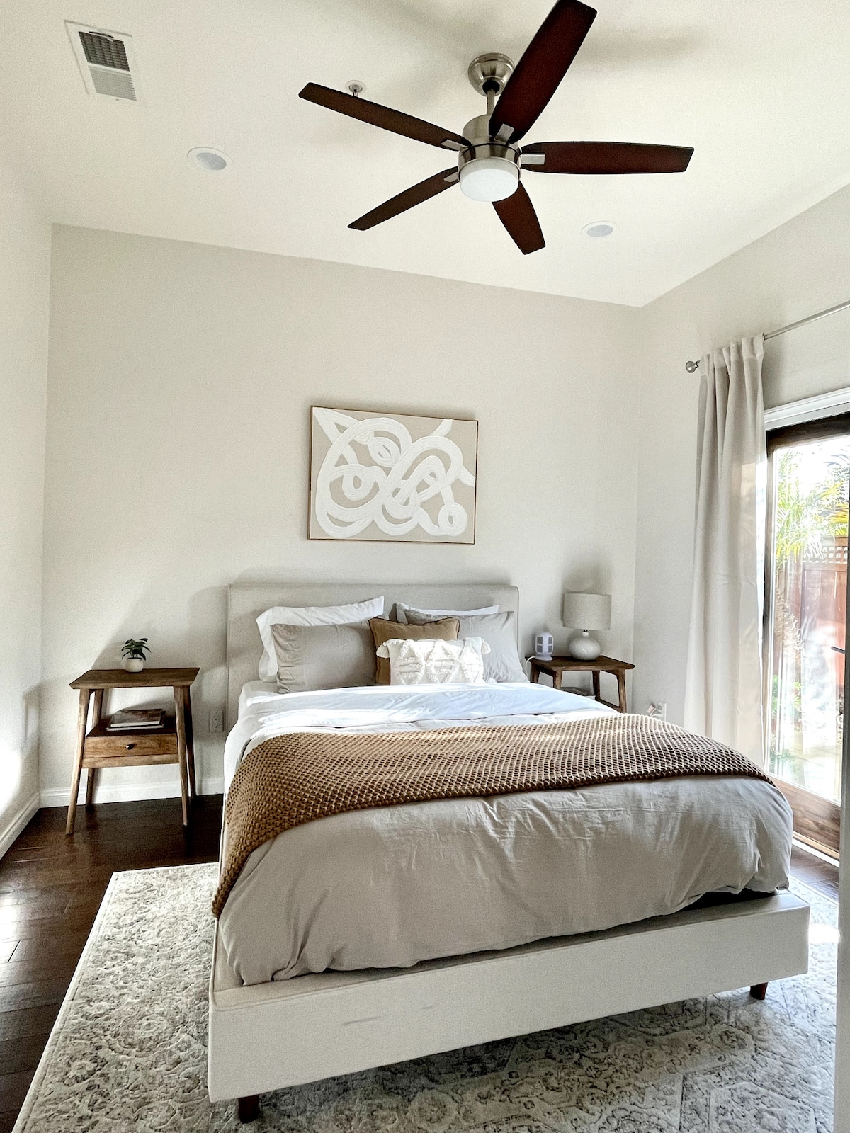 ห้องนอน #4 - เตียงควีนไซส์พร้อมตู้เสื้อผ้า มีห้องน้ำของแจ็คและจิลพร้อมโต๊ะเครื่องแป้งสองชั้นไดร์เป่าผมอ่างอาบน้ำ/ฝักบัวรวมกัน ประตูสไตล์ฝรั่งเศสเปิดไปยังลานด้านข้าง