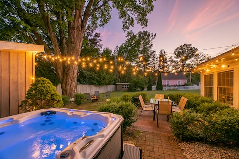 Walk to Lake/Beach, Hottub, Fireplace & Pit, PETS