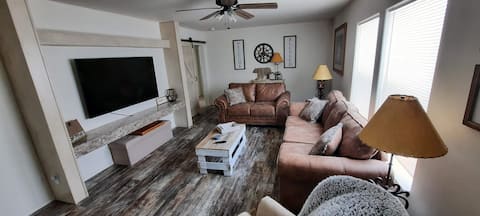 Top Airbnb: 8 bedrooms (15 beds), 4 bath, 1 acre lot in Garden