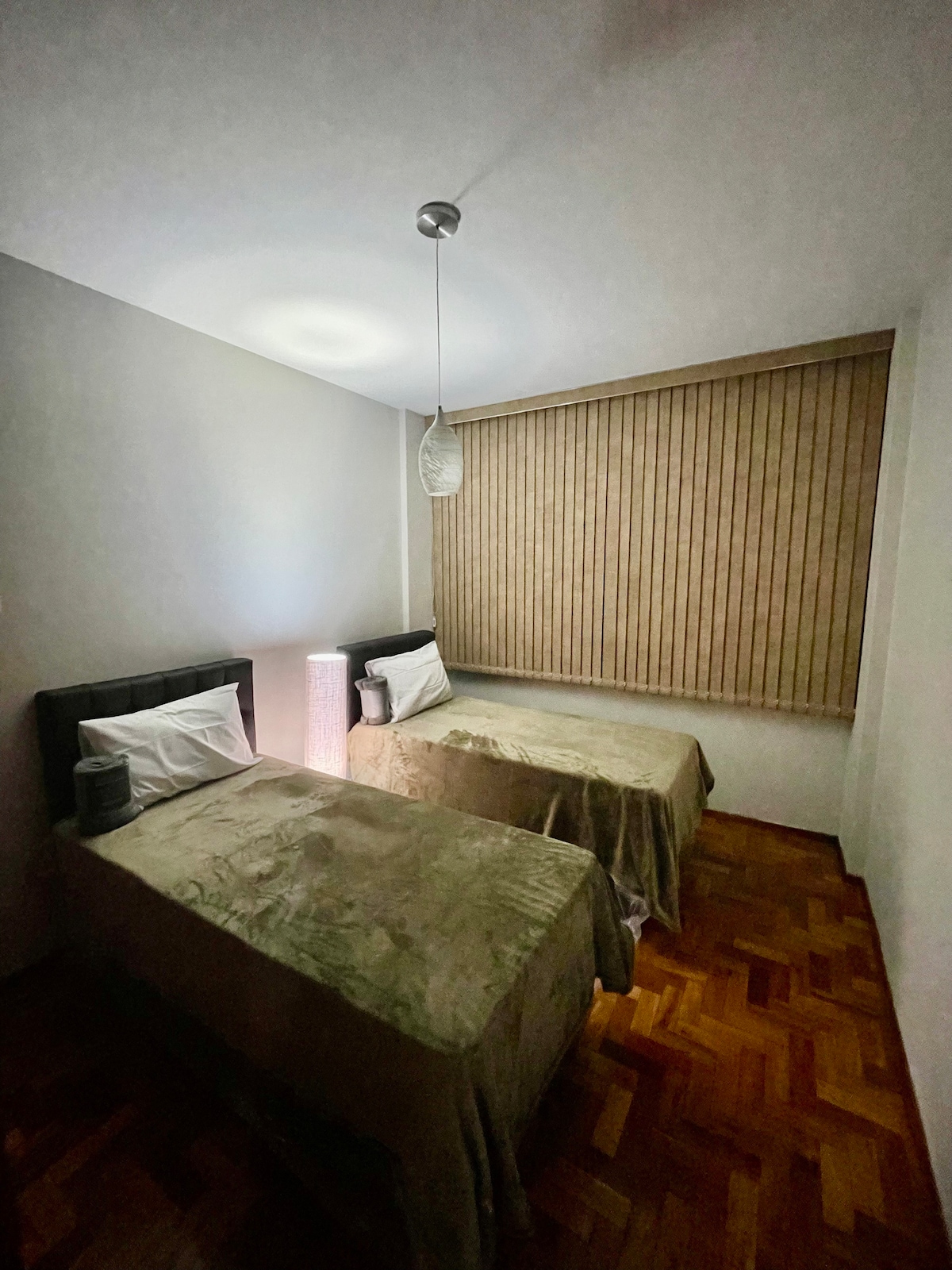 חדר שינה 2, מכיל 2 מיטות יחיד, מלתחה ומאוורר!