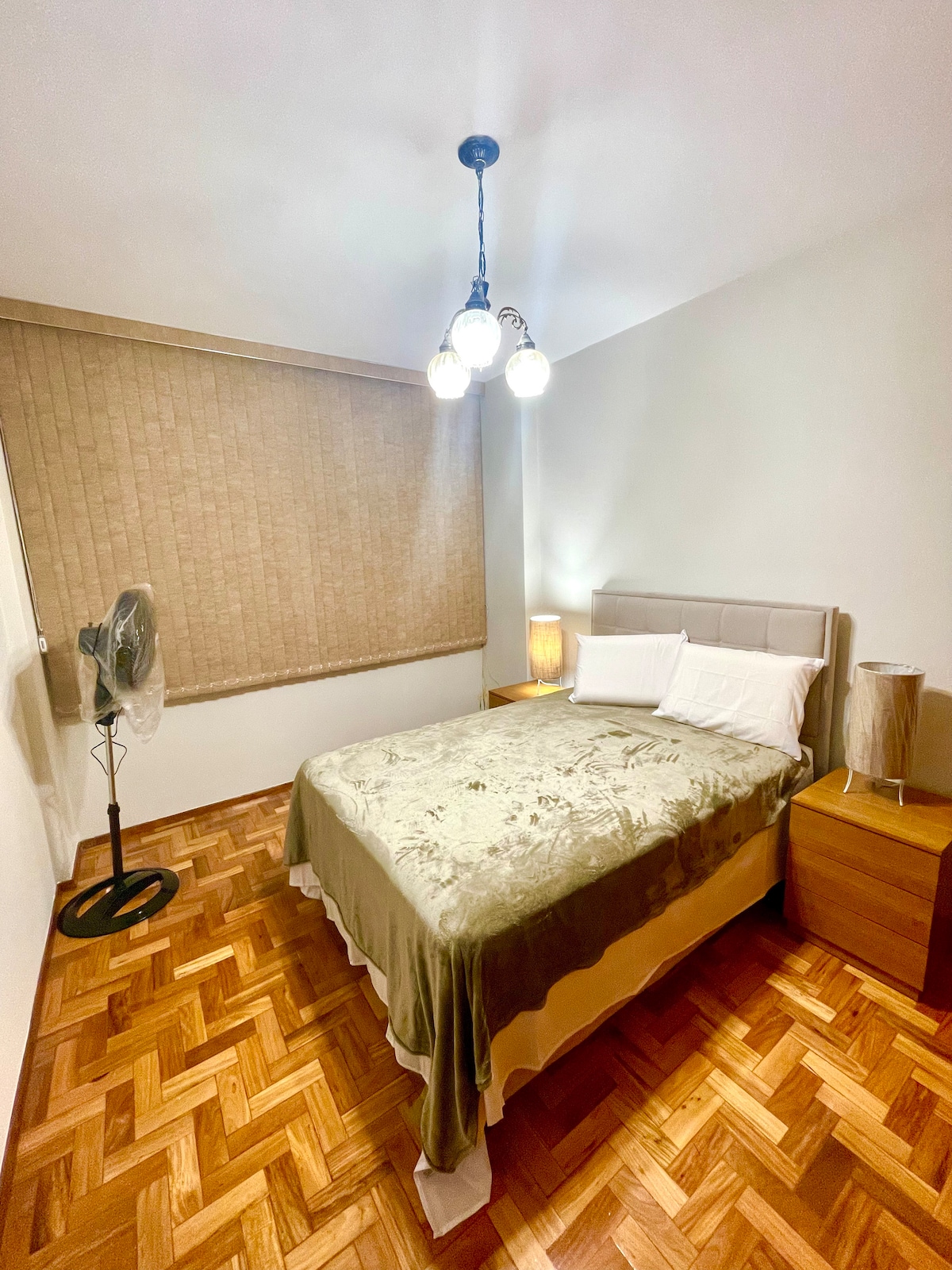 חדר שינה 1, מכיל מיטה זוגית אחת, מלתחה אחת, מאוורר ושולחנות!