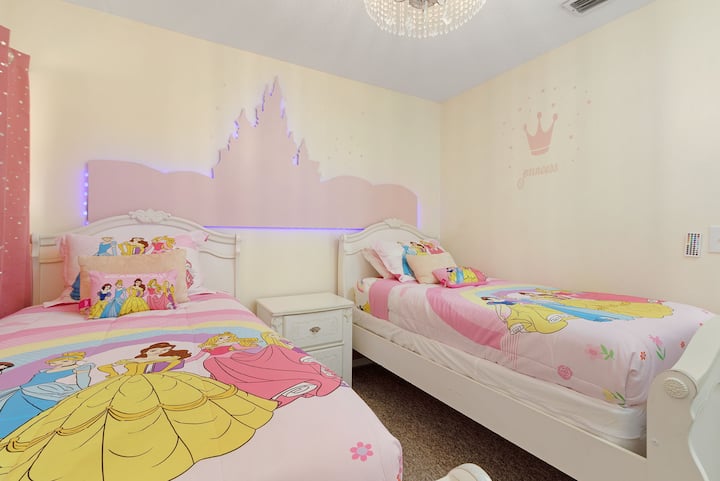 Disney Princess Bedroom - 2 Twin Beds Upstairs