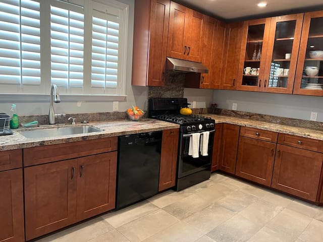 Beautiful Affordable 6BR 5Bath Home Near SFO gallery image 4