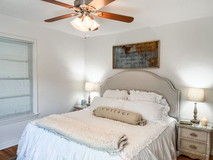 Dhoma e gjumit #2 ka gjithashtu një krevat dopio "king" me shumë jastëkë të rehatshëm për të të ndihmuar të bësh një gjumë të mirë gjatë natës.