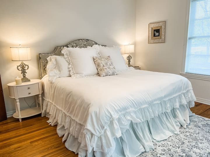 Dhoma e gjumit #1 ka një krevat dopio "king" të kompletuar me shtroja të bardha të freskëta të qepura me dorë.