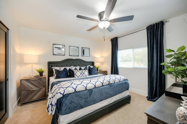 Ცალკე ძირითადი საძინებელი დიდი საწოლით