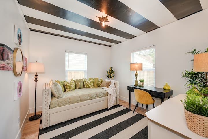 Საძინებლის/ოფისის/დენის ქვედა ნაწილში, დღის საწოლით, სრული სამუშაო მაგიდით და კომოდით