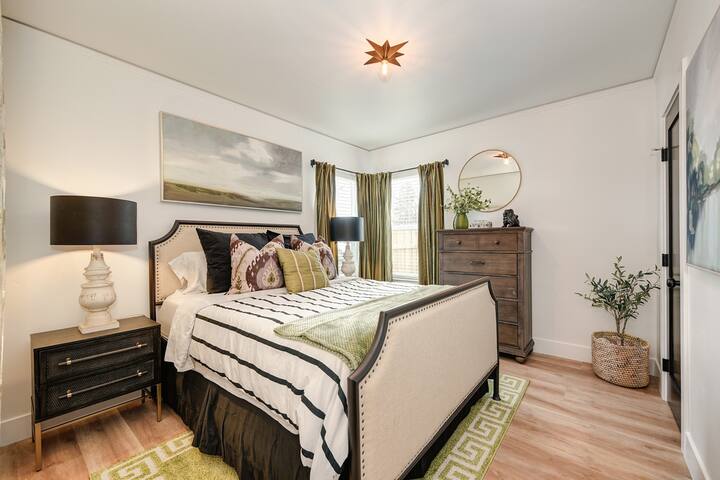 Კომფორტული საწოლი Queen ‑ ის ზომის, კუთხის ფანჯრები, კომოდი