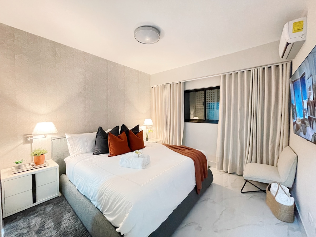 Главна спална соба со брачен кревет (широк 180-220 см)