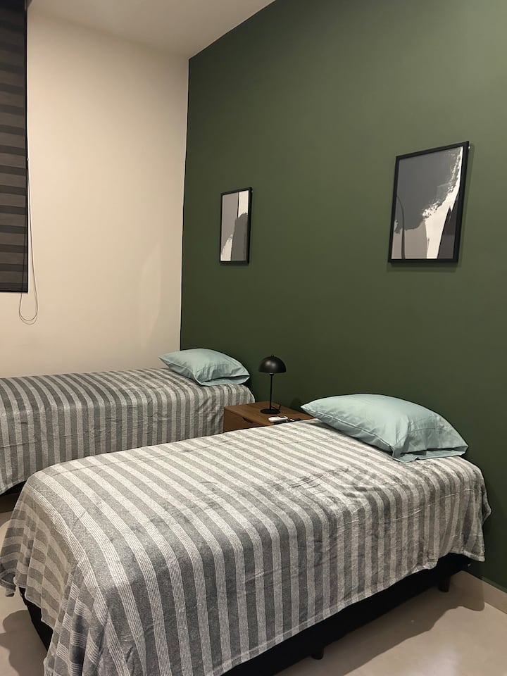 غرفة نوم ثانوية وتلفزيون وميني سبليت. 