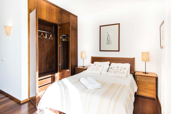 ห้องนอนที่สามชั้น 1 ห้องน้ำเต็มรูปแบบพร้อมอ่างอาบน้ำและวิวอ่างอาบน้ำ:) เตียงคู่/ห้องนอนที่สามที่ชั้น 1 มีห้องน้ำเต็มรูปแบบพร้อมอ่างอาบน้ำพร้อมวิวและระเบียง