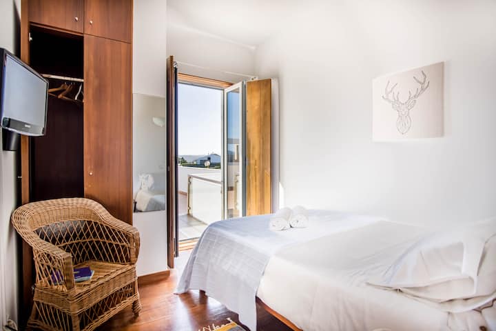 ห้องนอนเตียงใหญ่ชั้นแรกพร้อมห้องน้ำเต็มรูปแบบและฝักบัวอาบน้ำ/ห้องนอนคู่พร้อมห้องน้ำเต็มรูปแบบพร้อมฝักบัว