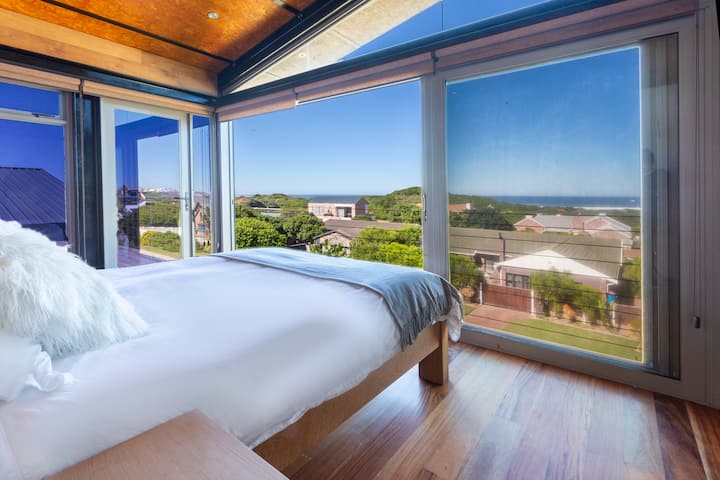 Pamje të pabesueshme të oqeanit dhe farit nga dhoma e sipërme e gjumit