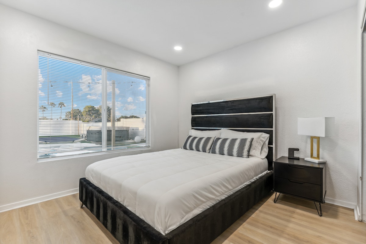 Bračni krevet (160x200) s prekrasnim pogledom na dvorište. 