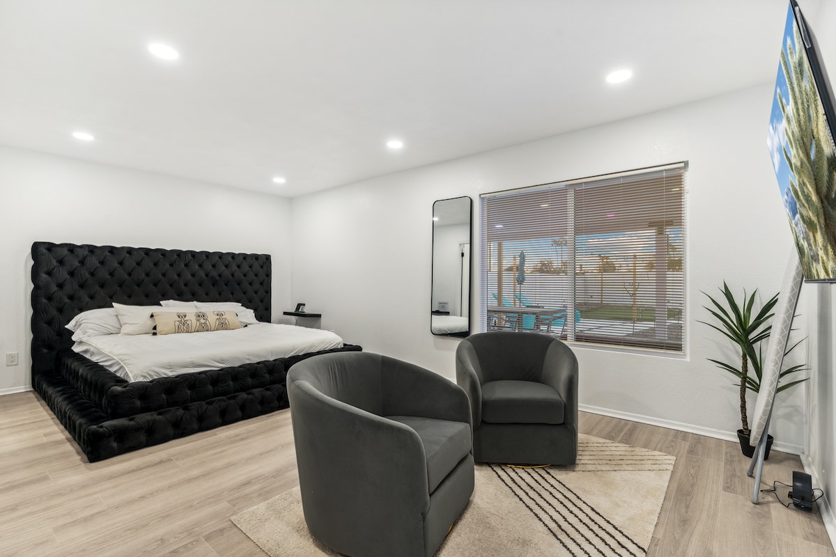 Glavna spavaća soba s bračnim krevetom (širine 180 - 200 cm). Glavna spavaća soba ima veliki ormar.