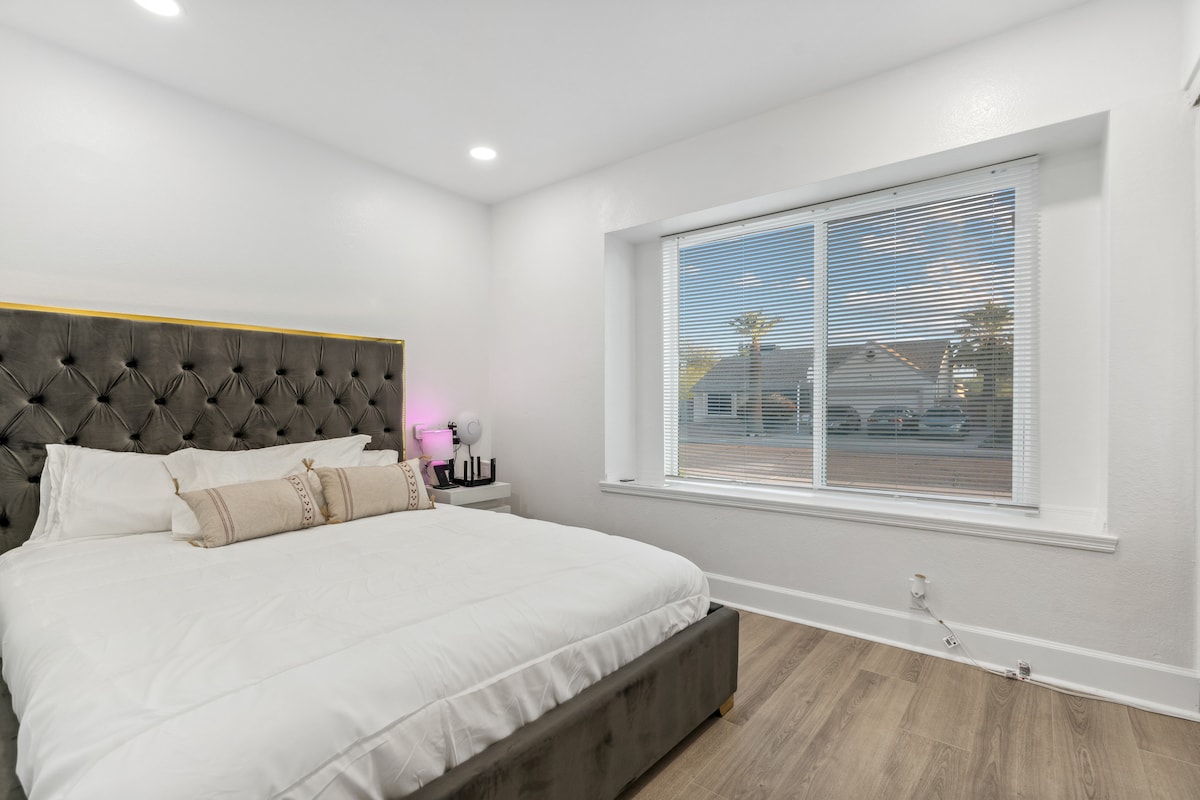 Bračni krevet (160x200) s pogledom na prednju kuću