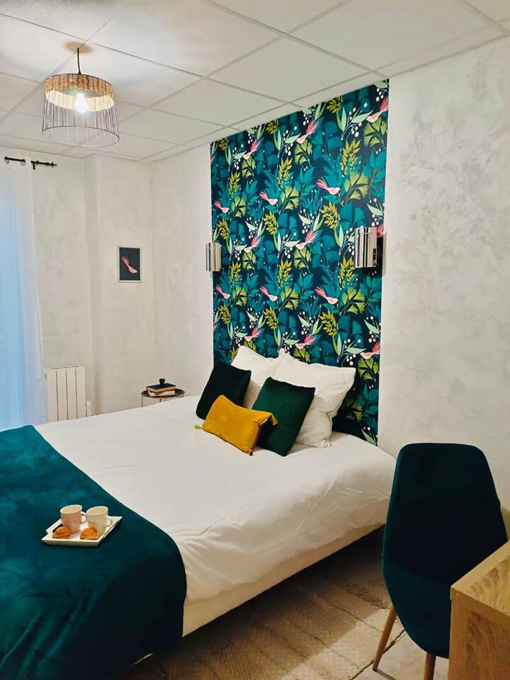 DHOMË E MADHE 
2 krevate tek  90x200cm ( përgatitje në krevat dopio, për 2 krevate tek, bëje kërkesën në formularin e dërguar 
1 desktop 
1 banjë
Përfshihen shtrirja dhe banja
1 peshqir banje i madh dhe 1 i vogël për person