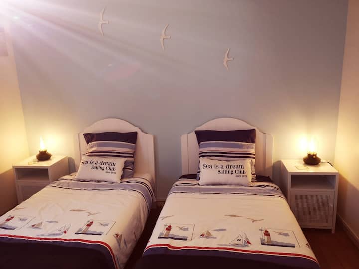 Spálňa 2 s dvoma posteľami v štýle mora s výhľadom na more