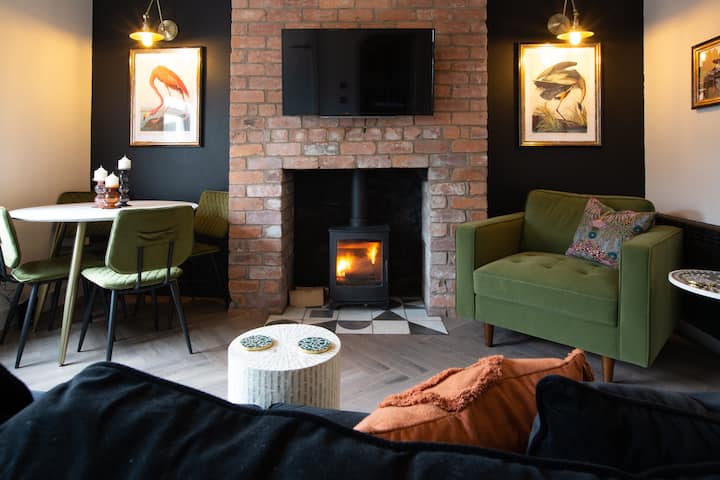 Cosy stylish town centre retreat