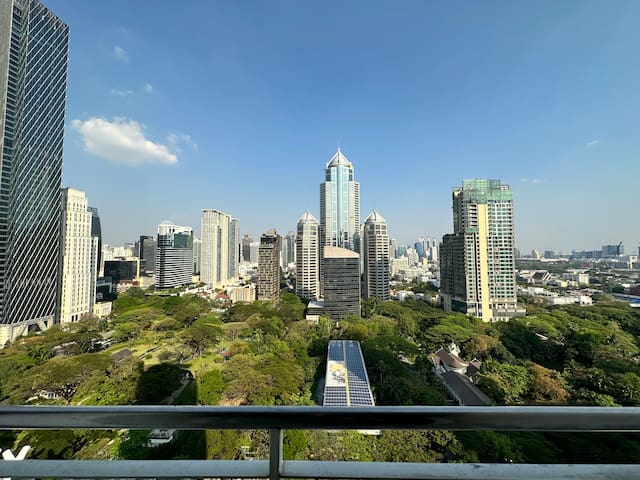 WoW! Double Corner 3 Bed, near Skytrain, Pool, Gym gallery image 3