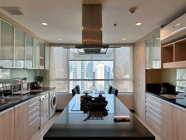 WoW! Double Corner 3 Bed, near Skytrain, Pool, Gym gallery image 5